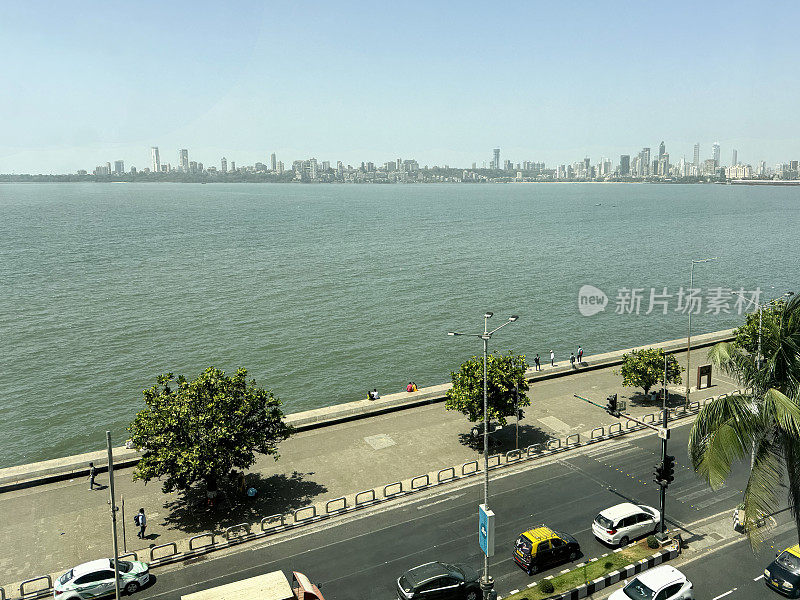 Marine Drive多车道高速公路图像，c形长廊和混凝土，海堤防御，孟买，印度，海岸管理，防止侵蚀，海水，建筑物和摩天大楼，交通，孟买，马哈拉施特拉邦，印度